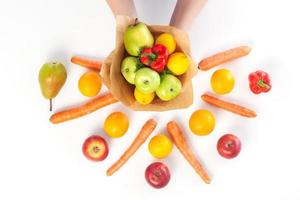 un ramo de verduras y frutas foto