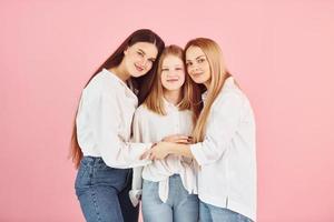 la joven madre con sus dos hijas está en el estudio foto