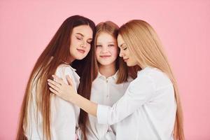 la joven madre con sus dos hijas está en el estudio foto