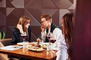 tener una conversación en el interior del nuevo restaurante de lujo moderno foto