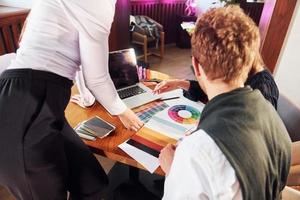 trabajo creativo. grupo de personas. en el interior del nuevo restaurante de lujo moderno foto