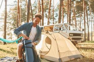 hace campamento. el hombre viaja solo en el bosque durante el día en verano foto