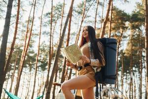 Hermosa naturaleza. mujer viaja sola en el bosque durante el día en verano foto