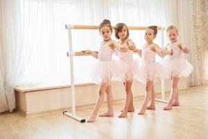 concepción del arte. pequeñas bailarinas preparándose para la actuación foto