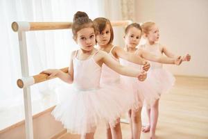 concepción del arte. pequeñas bailarinas preparándose para la actuación foto