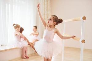 posando para una cámara. pequeñas bailarinas preparándose para la actuación foto