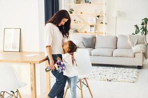 interiores modernos madre y su hija pasan tiempo juntas en casa foto