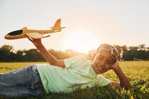 niño afroamericano se divierte en el campo durante el día de verano foto