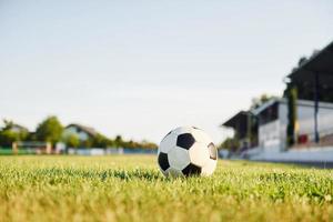 vista de cerca del balón de fútbol que se acuesta en la hierba verde foto