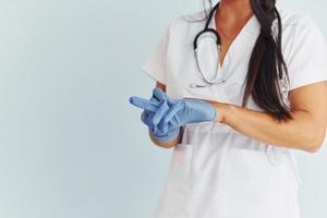 vista de cerca joven doctora en uniforme está adentro foto