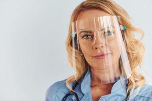 ocupación profesional. joven doctora en uniforme está adentro foto