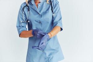 posando para una cámara. joven doctora en uniforme está adentro foto