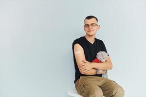 retrato de hombre con camisa negra que se sienta después de la vacunación foto