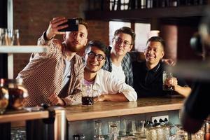 divirtiéndose. gente con ropa informal sentada en el pub foto