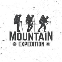 diseño de tipografía vintage con montañeros y silueta de montaña. vector