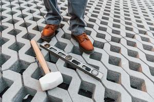 elaboración de piso. joven que trabaja en uniforme en la construcción durante el día foto