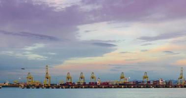 timelapse van diep zee haven met vrachtschip bezig met laden en lossen met veel lading containers,import en exporteren vracht vervoer door houder schip video