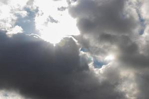 pesadas nubes oscuras con reflejos de luz solar foto