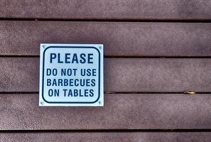 por favor, no use barbacoas en el letrero de la mesa foto