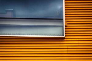 exterior de edificio moderno amarillo abstracto con ventana de vidrio foto