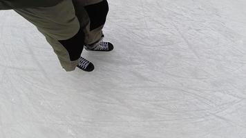 hombre patinando en una pista de patinaje en invierno. concepto de deporte y entretenimiento de invierno video
