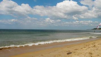 hav kust på phuket ö på en solig blåsigt dag. hav vågor rulla på de Strand. panorama se av hav och himmel video