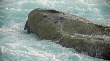 turquoise golven rolden op de rotsen, strand van koh miang eiland, similan eilanden, slow motion video