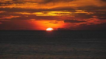 belo mar ao pôr do sol em phuket, sul da tailândia video