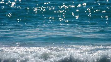 golven gerold Aan de zand van nai harn strand, phuket, Thailand. langzaam beweging video