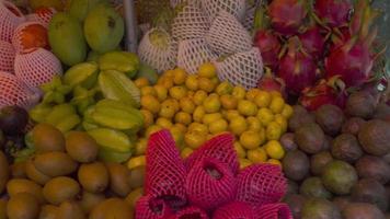 frutas tropicais coloridas preparadas para comer no mercado de rua video