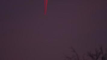 Hermoso sendero de avión de 4k en la luz roja del atardecer en el cielo azul, contaminación de la capa de aviones video