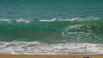 olas turquesas rodadas en la arena de la playa, playa de mai khao, phuket video