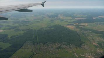 flugzeugflug über schöne grüne wälder und felder, das territorium der moskauer region. blick aus dem bullauge auf das territorium der moskauer region. abfahrt von moskau nach kasan. video