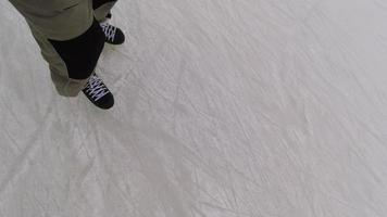 uomo pattinando su un' gelido inverno giorno. ghiaccio pattinando, primo persona Visualizza di ghiaccio pattini e ghiaccio video