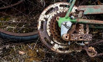 conjunto de engranajes de rueda dentada de bicicleta antigua vintage y palanca de cambios foto