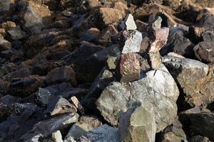 piedras de río apiladas en pilas equilibradas foto