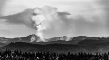 incendio forestal en blanco y negro columna de humo en las nubes foto