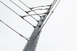 unión de línea eléctrica en una torre de acero foto