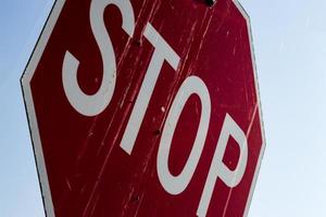 primer plano abstracto de una vieja señal de stop sucia foto