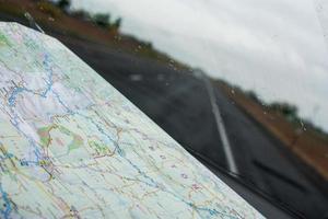 mirando a través de un parabrisas con un mapa de carreteras en el salpicadero foto