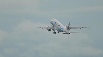 phuket, thaïlande 2 décembre 2016 - bangkok air airbus 320 hs ppe décoller de l'aéroport de phuket. climat pluvieux video