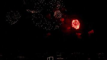 fogos de artifício festivos no céu noturno sobre a cidade. feriado na cidade. lançamento de fogos de artifício em homenagem ao evento video