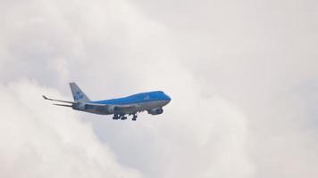 Amsterdam, de Nederland juli 25, 2017 - klm Koninklijk Nederlands luchtvaartmaatschappijen boeing 747 naderen voordat landen Bij landingsbaan 18c Zwanenburgbaan. schiphol luchthaven, Amsterdam, Holland video