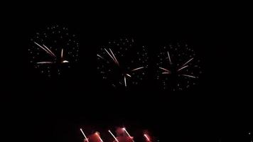 resumen colorido fondo de fuegos artificiales festivos celebrar la víspera de año nuevo bienvenido año nuevo festival de felicidad exhibición de fuegos artificiales en el cielo nocturno video