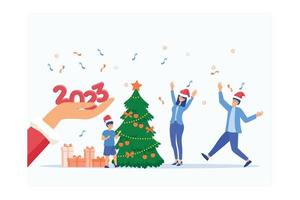 la mano de santa claus da números de 2023 años. familia feliz cerca del árbol de navidad tradicional, celebración de navidad. año nuevo, vacaciones de invierno, banner horizontal. boxing day, varios regalos y regalos,