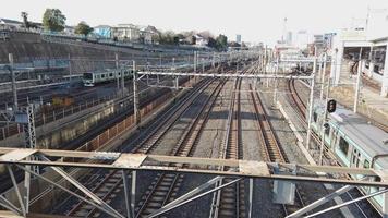 paisagem vista de cima vista para o jr do trem ferroviário do japão no inverno diurno com trens circulando na ferrovia. shinkansen- trem de alta velocidade video