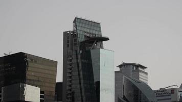 edificios, rascacielos, paisaje urbano en la ciudad del medio oriente de dubai, emiratos árabes unidos video