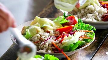 Küchenchef bereitet Gemüsesalat als Snack auf dem Holztisch zu, Konzept für das Abendessen, das für diejenigen geeignet ist, die die Ernährung kontrollieren und Gewicht verlieren video