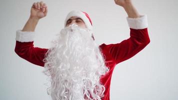 papai noel está dançando engraçado em um fundo branco. natal e ano novo 2022. câmera lenta. video