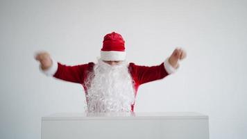 santa claus está bailando divertido sobre un fondo blanco. navidad y año nuevo 2023 video